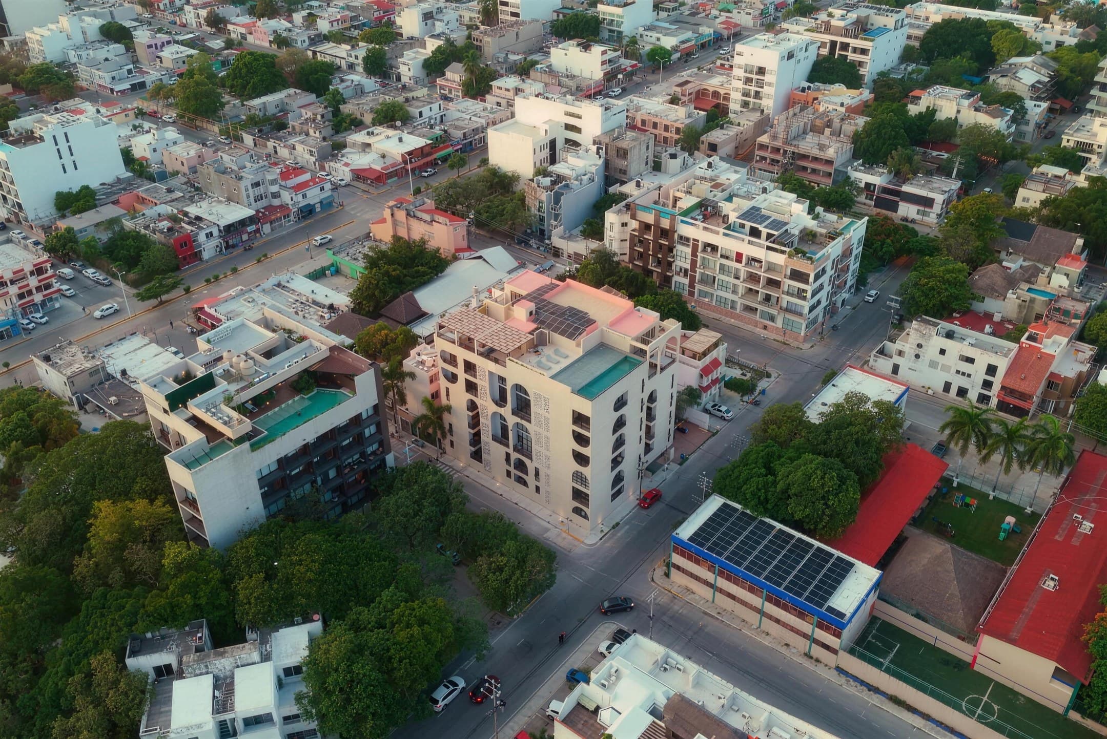 Fotografía aérea de Marbella desde arriba, con la alberca del rooftop y la manzana de la Avenida 25 Norte, Playa del Carmen