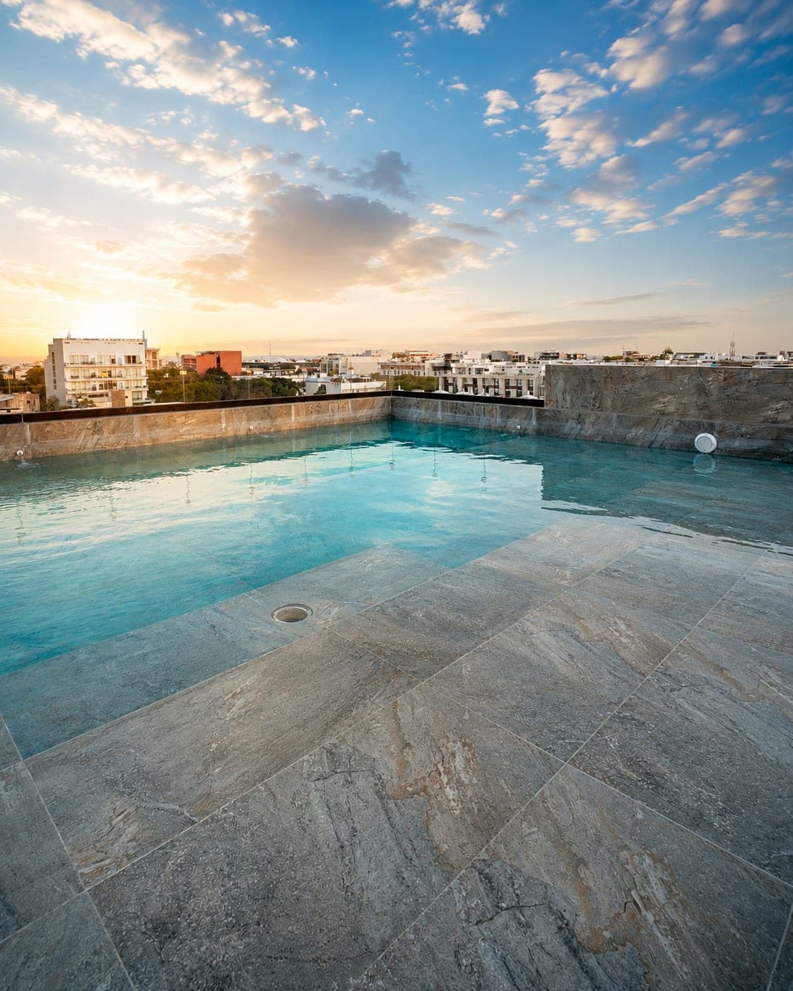 La alberca del rooftop de Marbella, con la ciudad detrás