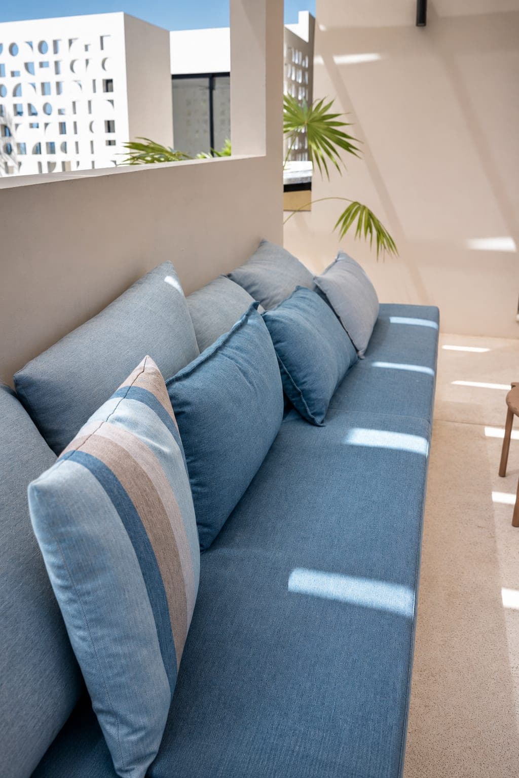 Cojines de la banca azul del rooftop de Marbella