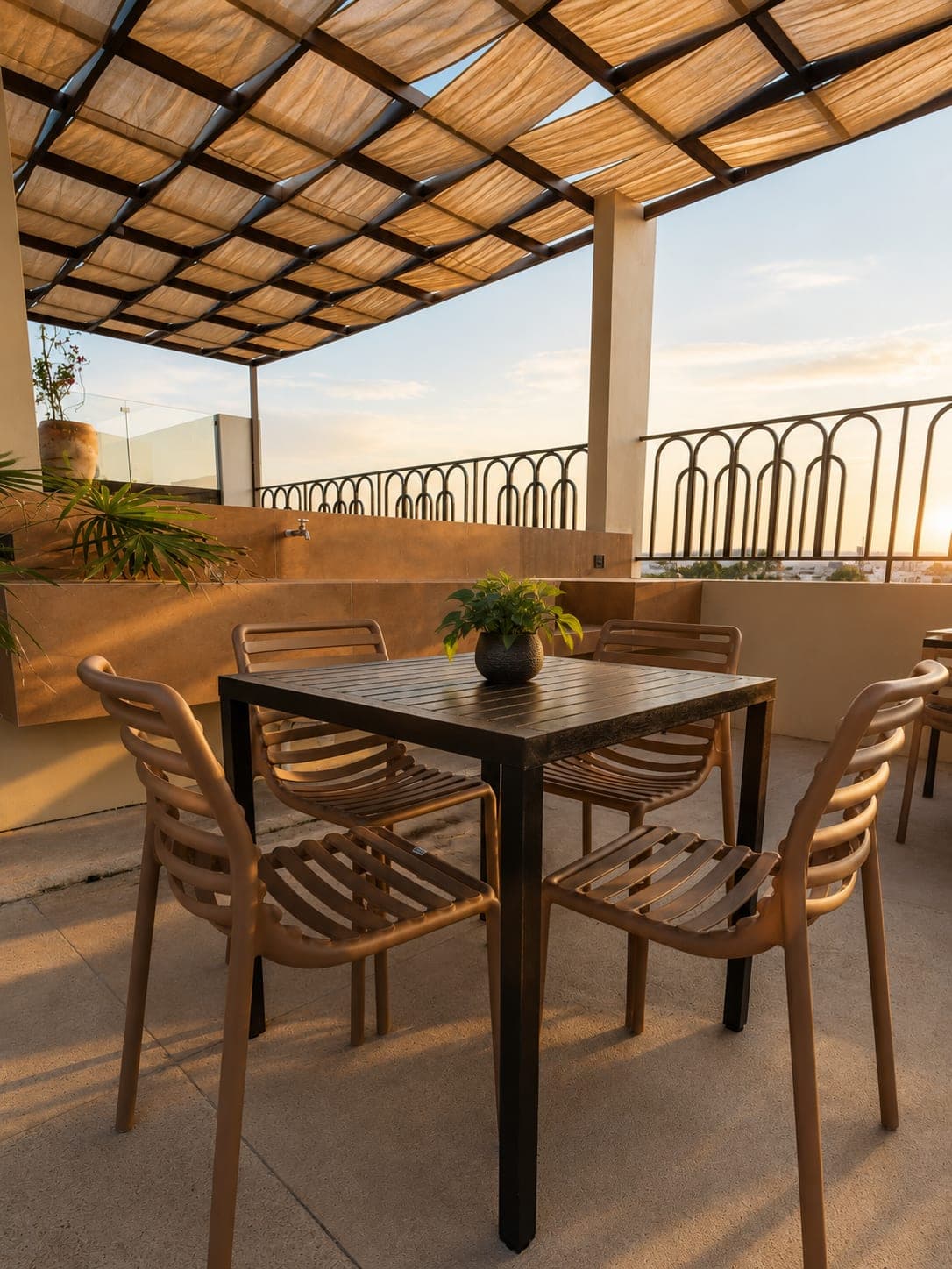 Mesas bajo la pérgola del rooftop de Marbella