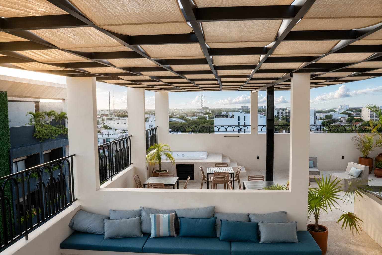 El rooftop de Marbella bajo la pérgola, con las mesas y la tina de hidromasaje