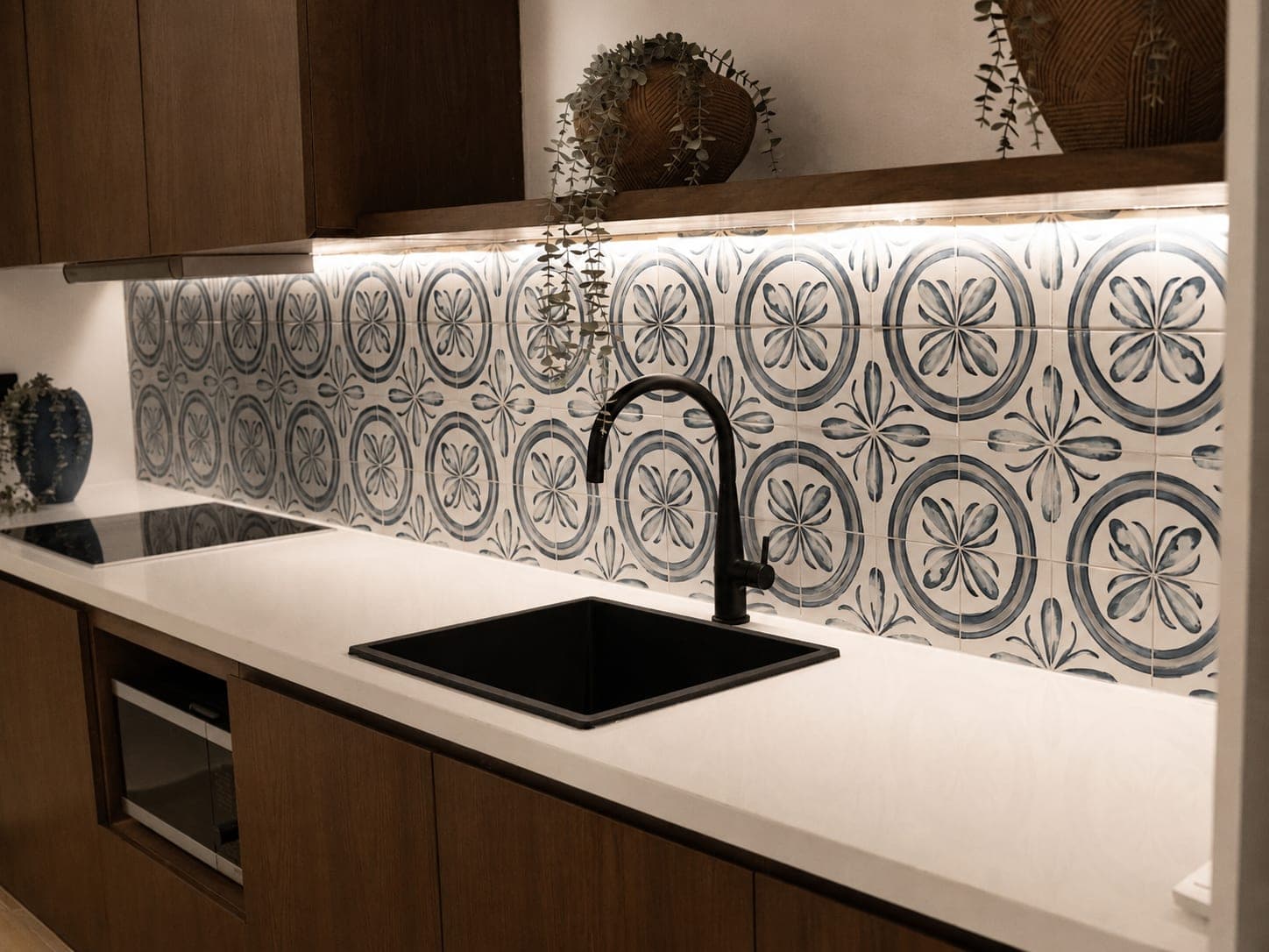 La cocina de un Bígaro de cerca, con la tarja negra y el frente de talavera