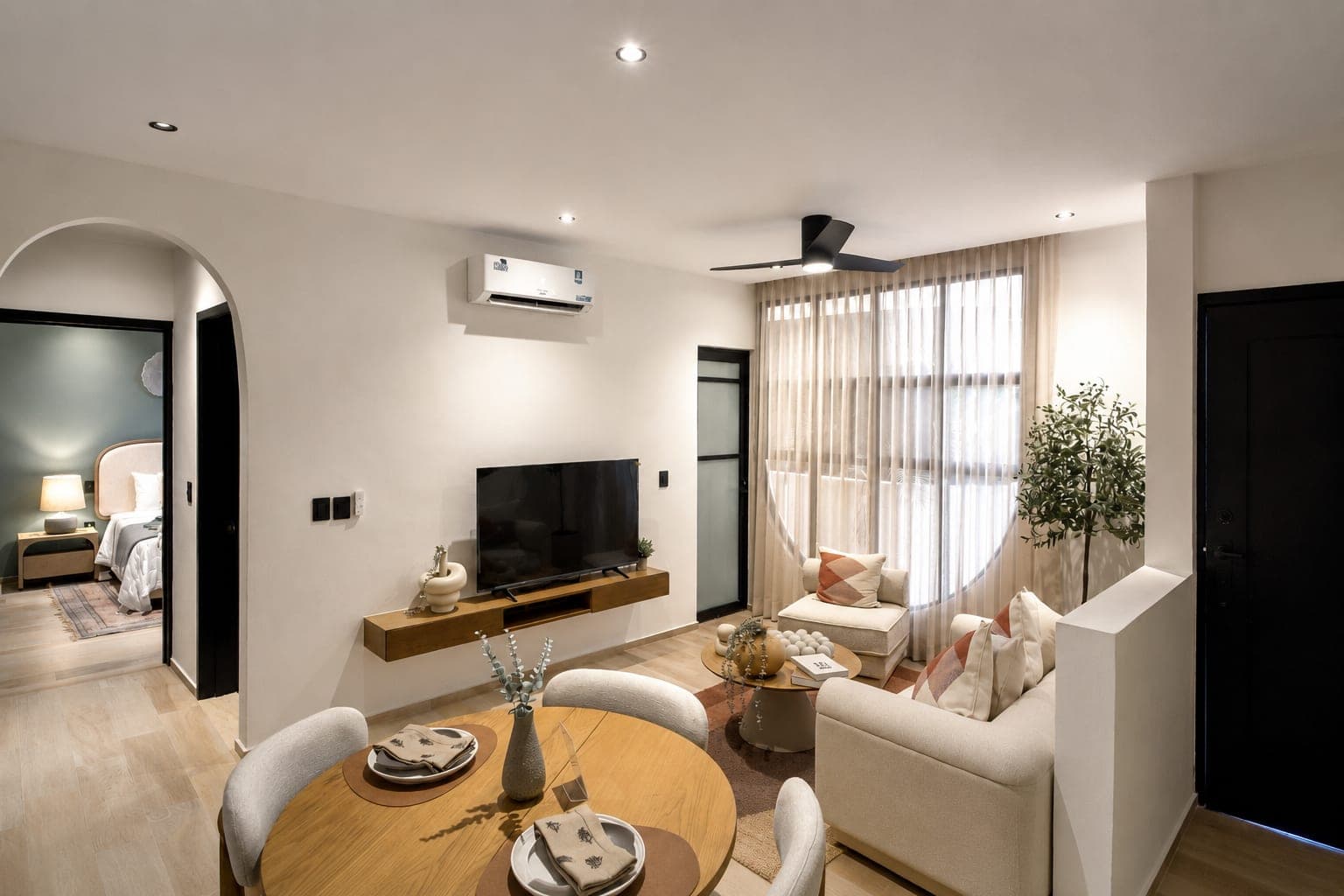 Sala y comedor de un Bígaro, con la recámara al fondo por el arco