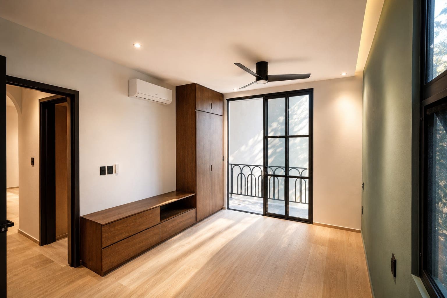 An unfurnished Bígaro residence, with the terrace doors at the back