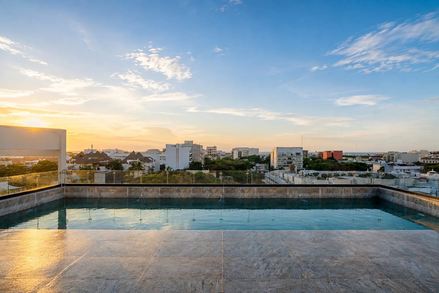 La alberca del rooftop de Marbella al atardecer