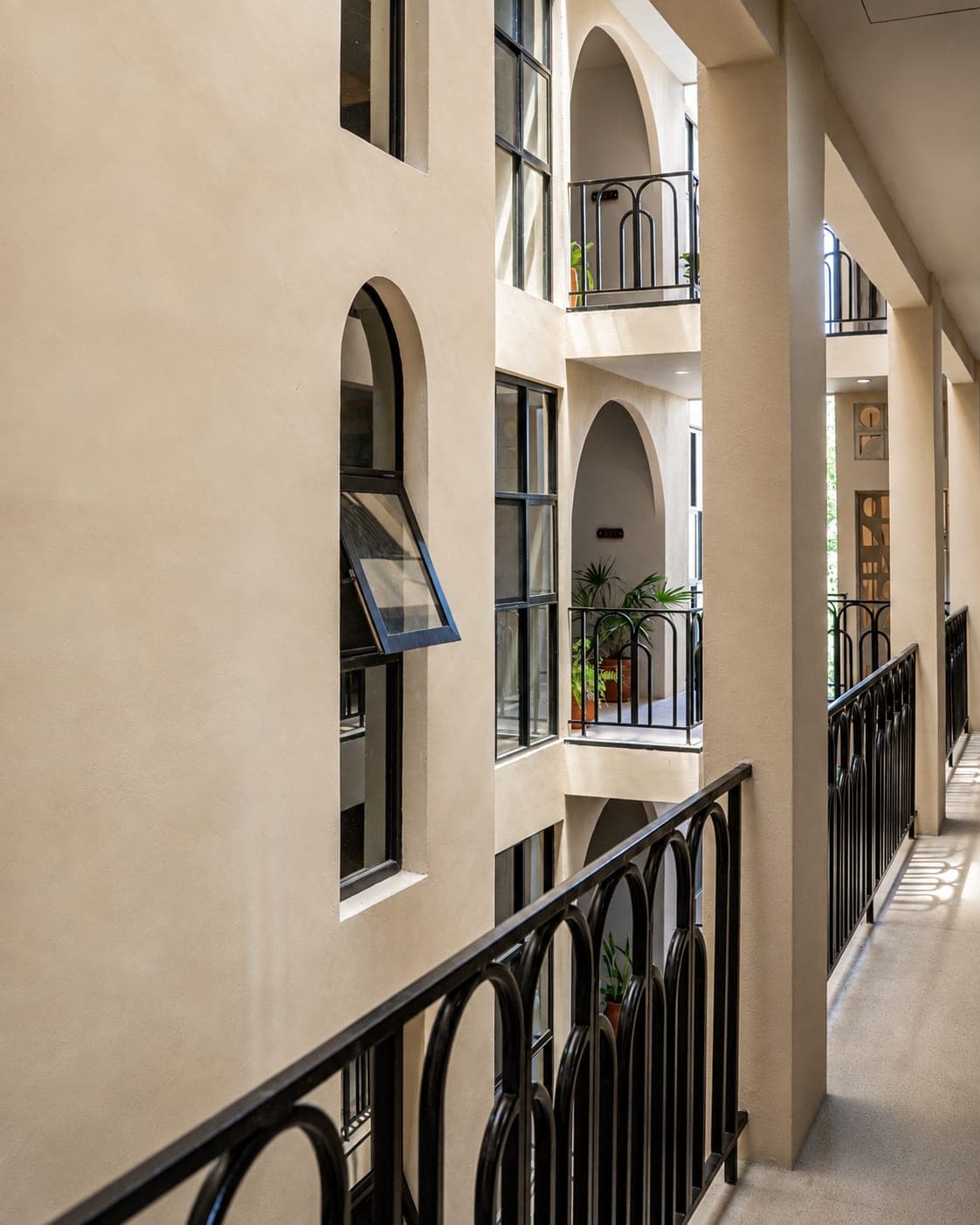 Circulación interior de Marbella, con sus arcos y el barandal de herrería