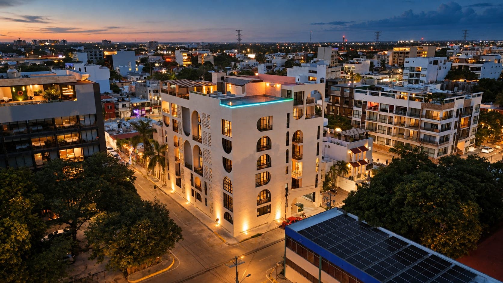 Marbella al anochecer desde el aire, con la esquina de la Avenida 25 Norte iluminada