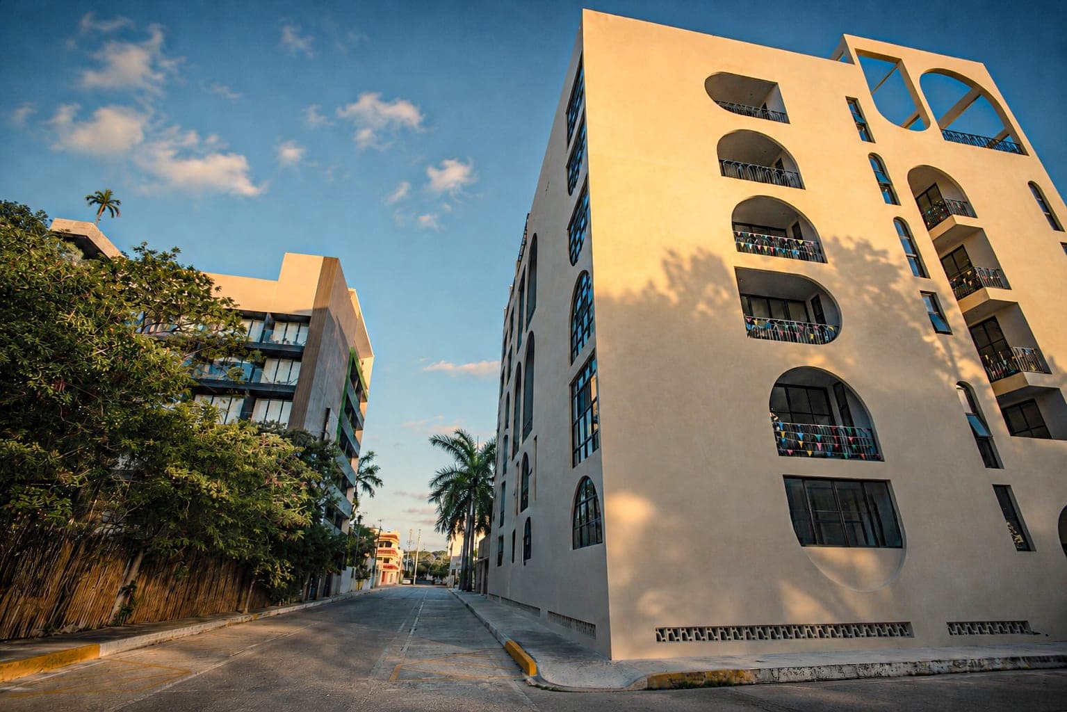 La fachada de Marbella desde la esquina de la Avenida 25 Norte