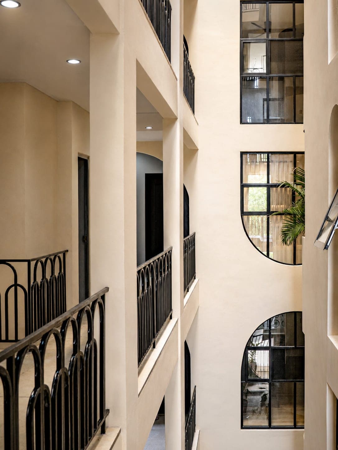 El vano interior del edificio visto desde un pasillo, con los barandales de arcos